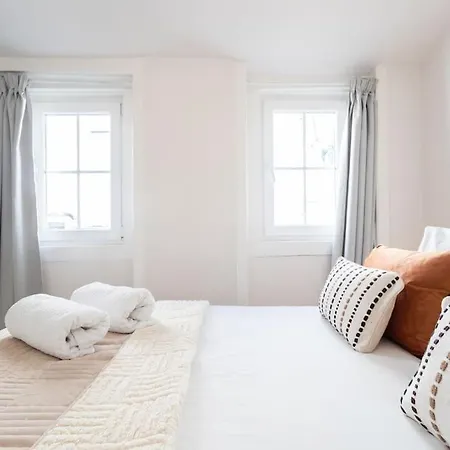 The White Principe Real Apartment Lisbon